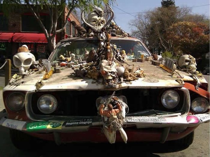 Creepy Artcar (9 pics)