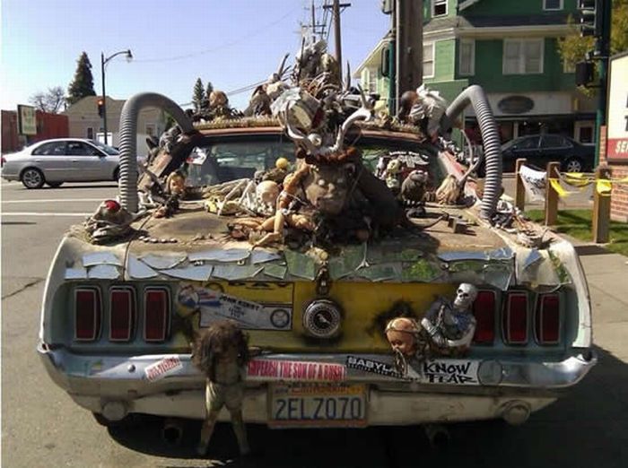 Creepy Artcar (9 pics)