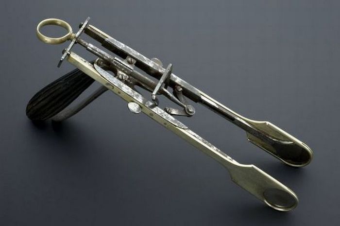 Old Surgical Tools (21 pics)