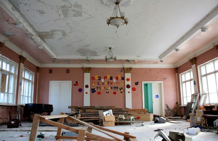 Abandoned Medical School and Fire Station in Russia (56 pics)