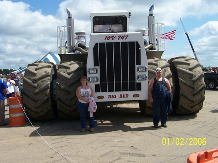 Big Bud - the World’s Largest Farm Tractor (8 pics)
