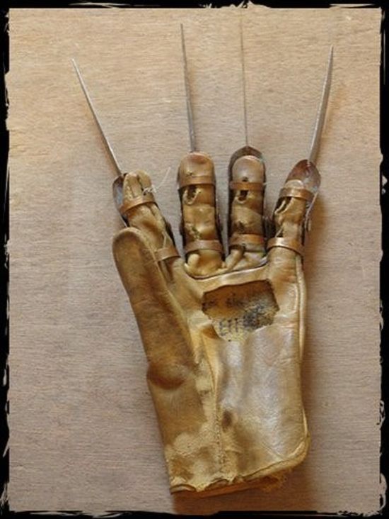 Freddy Krueger's Glove (18 pics)