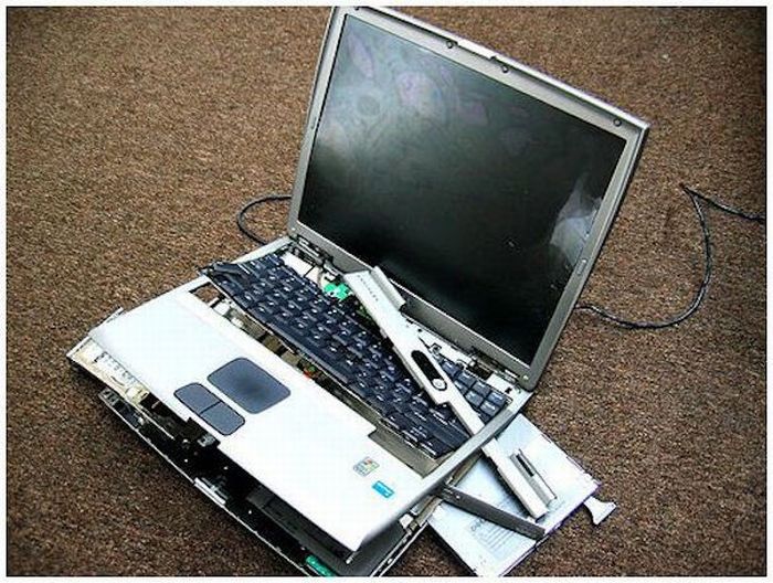 Trashed Laptops (15 pics)