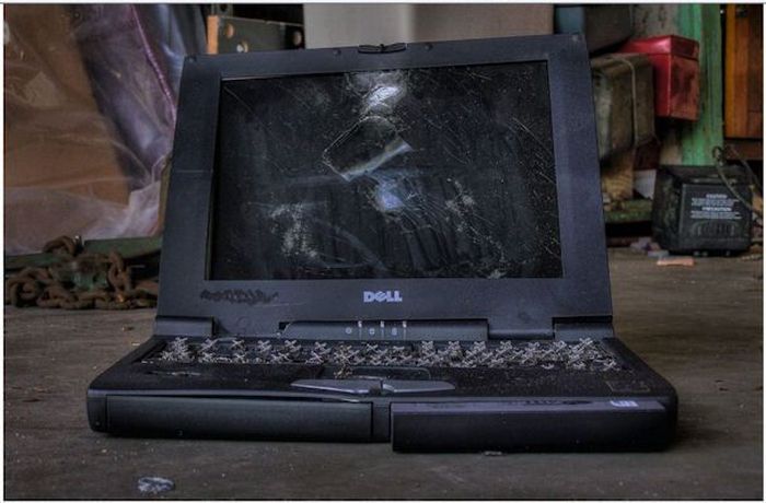 Trashed Laptops (15 pics)