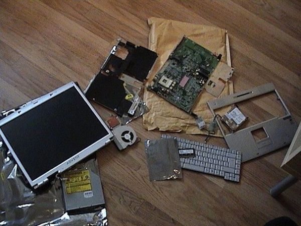 Trashed Laptops (15 pics)