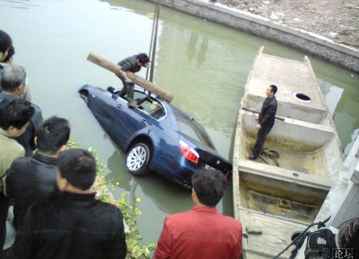 Drowned Car in China (9 pics)