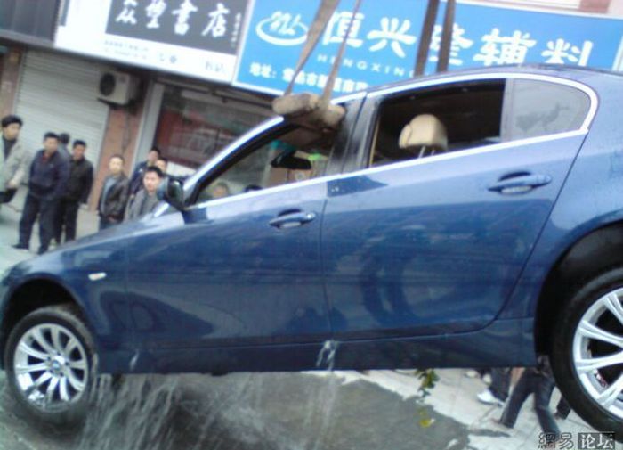 Drowned Car in China (9 pics)