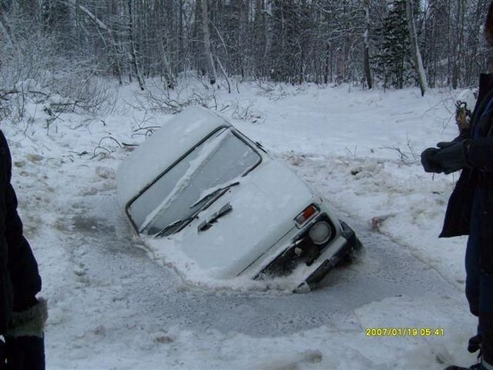 Ice Driving Fail (5 pics)