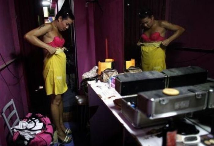 The Life of a Transvestite (20 pics)