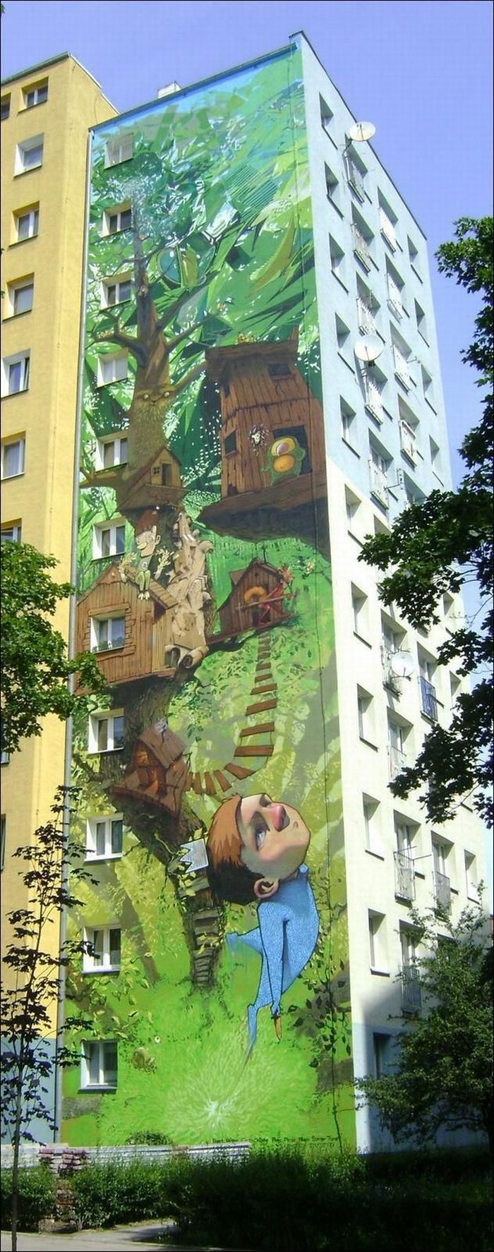 Amazing Wall Painting in Poland (2 pics)