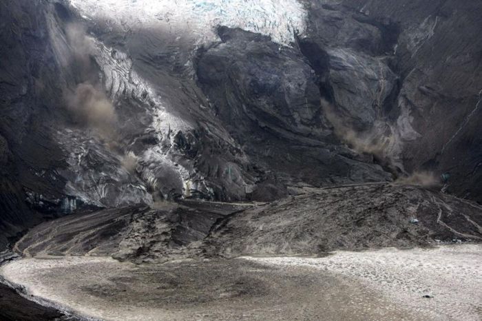 The Eruption of Eyjafjallajokull Volcano in Iceland (24 pics)