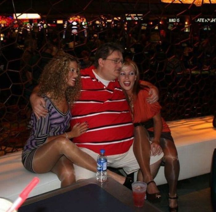 Hot Chicks and Rich Guys (31 pics)