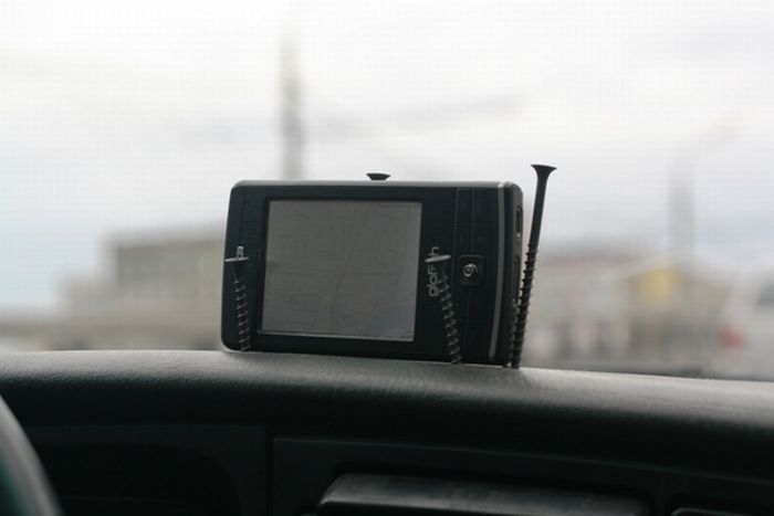 The Cheapest GPS Navigation Holder Ever (2 pics)