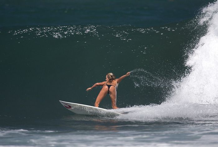 Surfing Girls (12 pics)