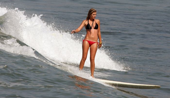 Surfing Girls (12 pics)