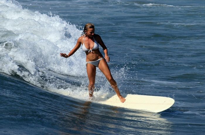 Surfing Girls (12 pics)