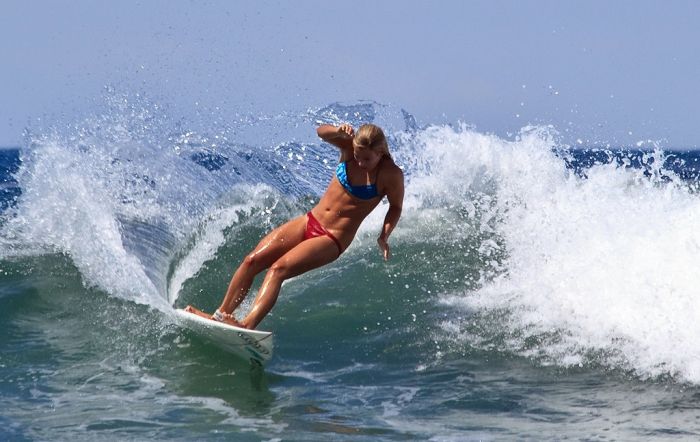 Surfing Girls (12 pics)