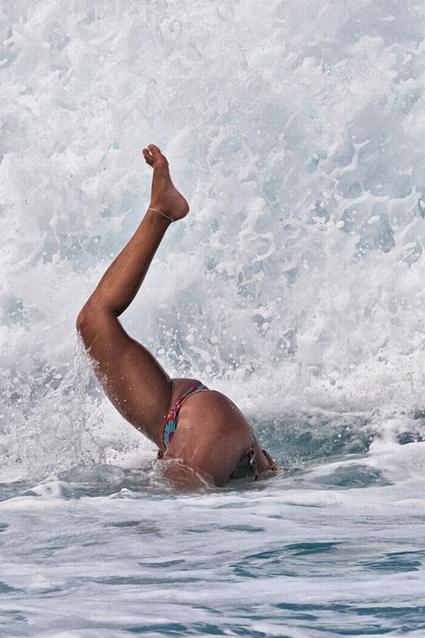 Surfing Girls (12 pics)