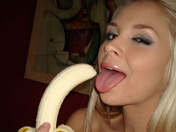 Girls Eating Bananas (18 pics)