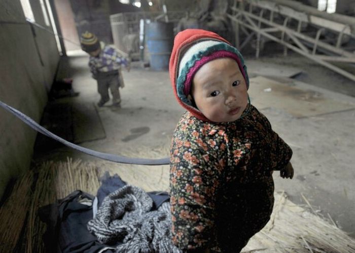 Tied Up Chinese Toddlers (6 pics)