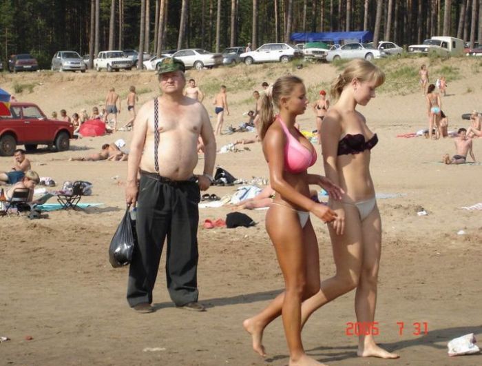 How to Attract Attention of Every Man on a Beach (5 pics)