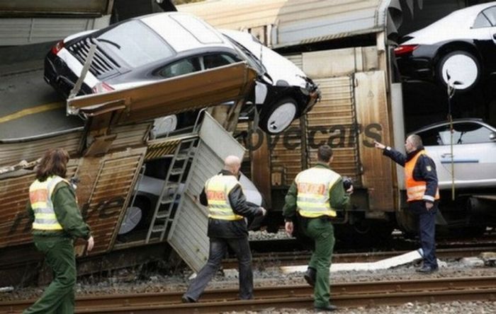 Porsche Train Crash (7 pics)