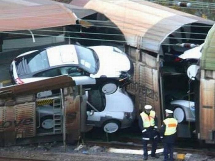 Porsche Train Crash (7 pics)