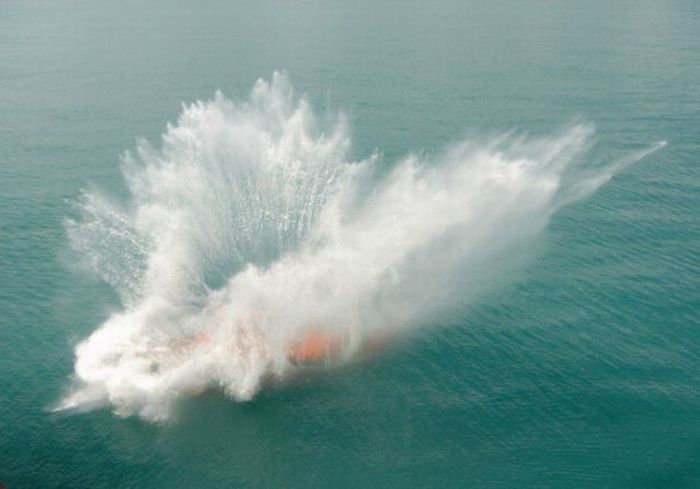 Free Fall Lifeboat Training (7 pics)