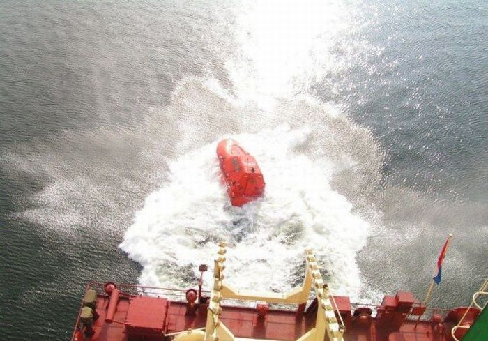 Free Fall Lifeboat Training (7 pics)