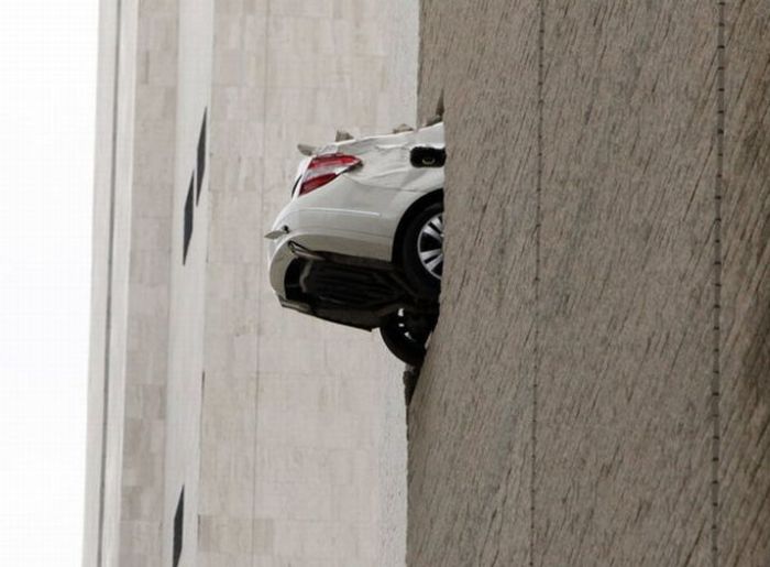 Mercedes Hangs From 6th Floor (11 pics)