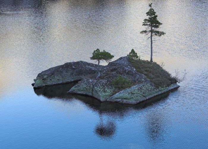 Beautiful Small Island in the Middle of a Lake (22 pics)
