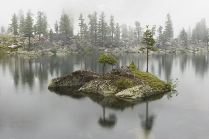 Beautiful Small Island in the Middle of a Lake (22 pics)