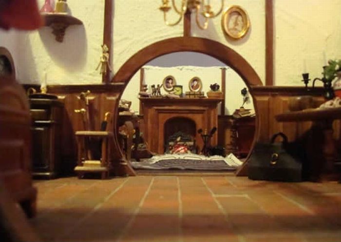 Hobbit House Replica (16 pics)
