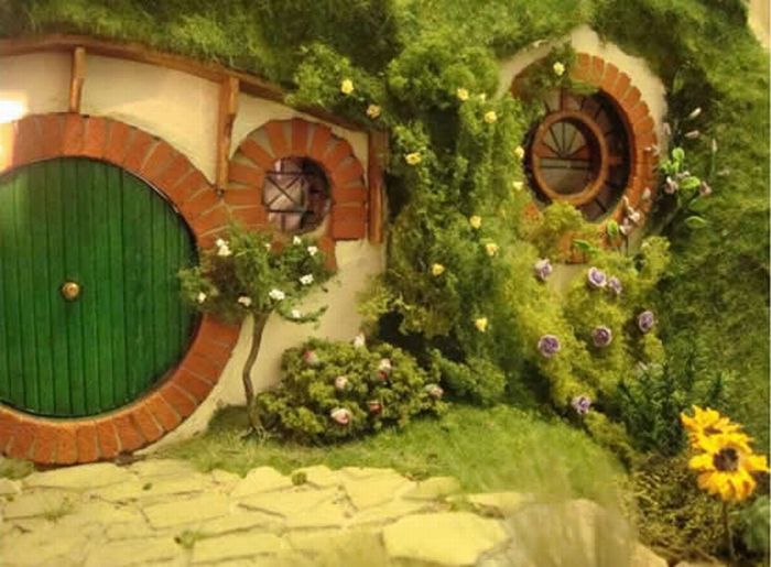 Hobbit House Replica (16 pics)