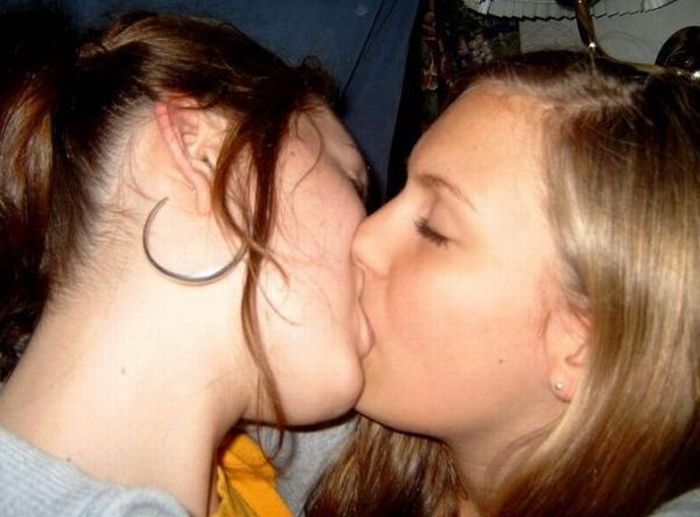 Girls Kissing Each Other (33 pics)