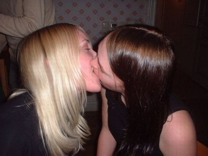 Girls Kissing Each Other (33 pics)