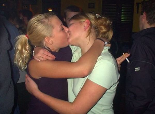Girls Kissing Each Other (33 pics)
