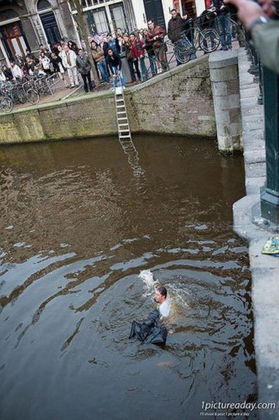 Brave Man saves a Drowning Guy (25 pics)