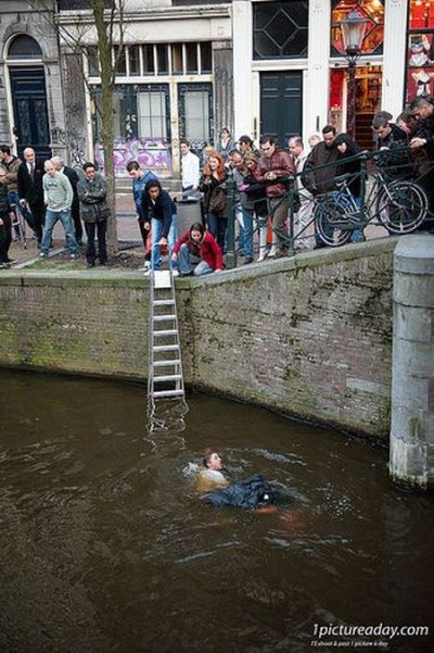 Brave Man saves a Drowning Guy (25 pics)