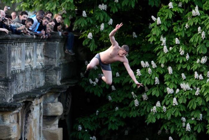 Jumping in England (16 pics)