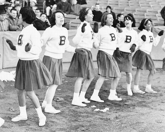 Cheerleaders of the 1960s (13 pics)