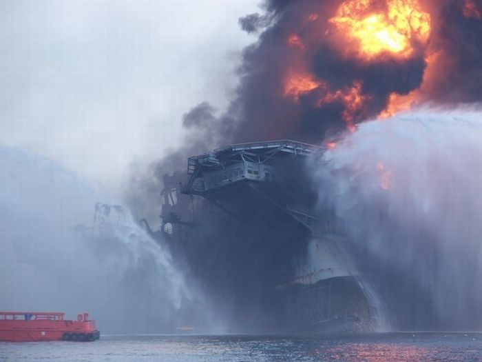 Deepwater Horizon in Flames (13 pics)