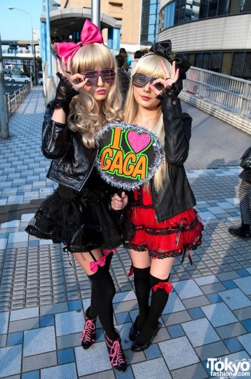 Lady Gaga Fans in Tokyo (79 pics)