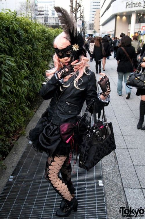 Lady Gaga Fans in Tokyo (79 pics)