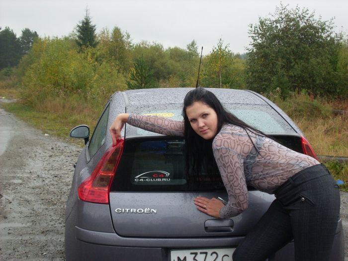 Russian Girls and Cars (50 pics)