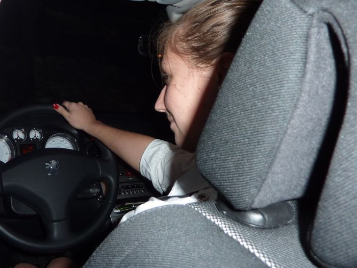Russian Girls and Cars (50 pics)