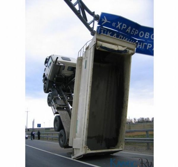 How to Destroy a Truck in the Most Stupid Way (6 pics)