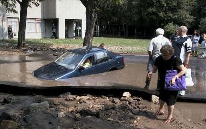 Drowning Car (10 pics)