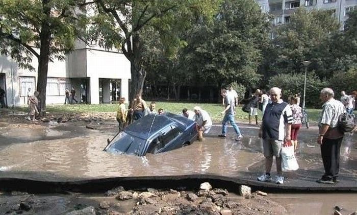 Drowning Car (10 pics)