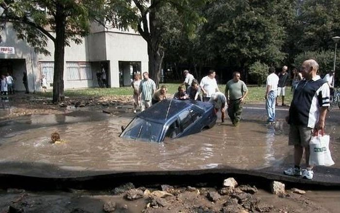 Drowning Car (10 pics)